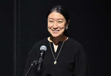 登壇する塚原月子